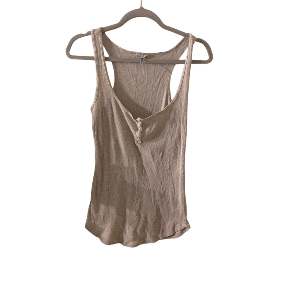 Tan button tank